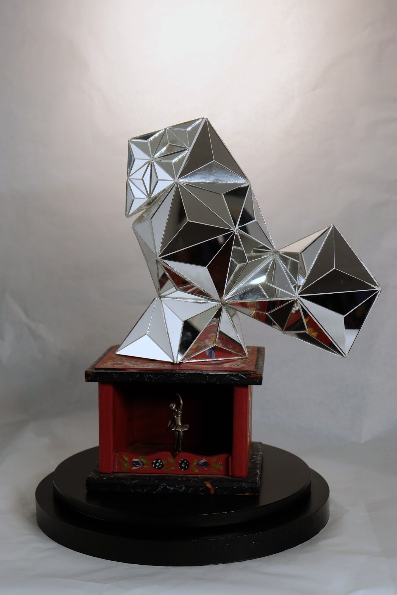 Mata Hari sculpture by Soboof
